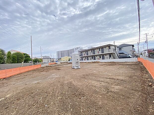 車通りの少ない閑静な住宅地、のびのびした子育てに適します。