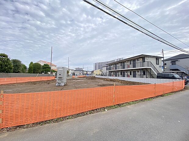 幹線道路から1本入った現地は、想像以上に静かに感じられます。 