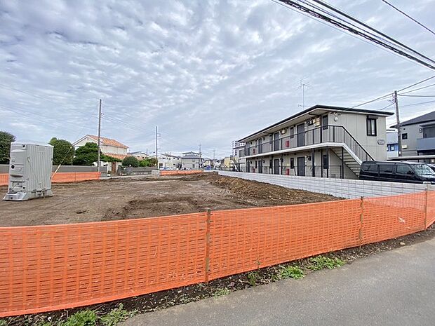車通りの少ない閑静な住宅地、のびのびした子育てに適します。 