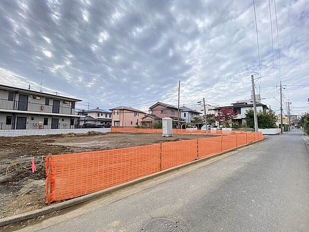 車通りの少ない閑静な住宅地、のびのびした子育てに適します。