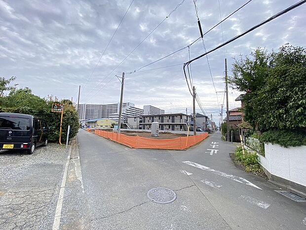 住民の方が主に利用する交通量少なめの道路に面してます。 