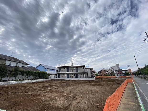 幹線道路から1本入った現地は、想像以上に静かに感じられます。