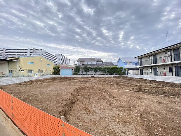 車通りの少ない閑静な住宅地、のびのびした子育てに適します。