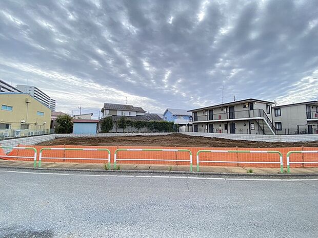 住民の方が主に利用する交通量少なめの道路に面してます。 