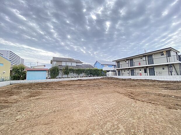 車通りの少ない閑静な住宅地、のびのびした子育てに適します。