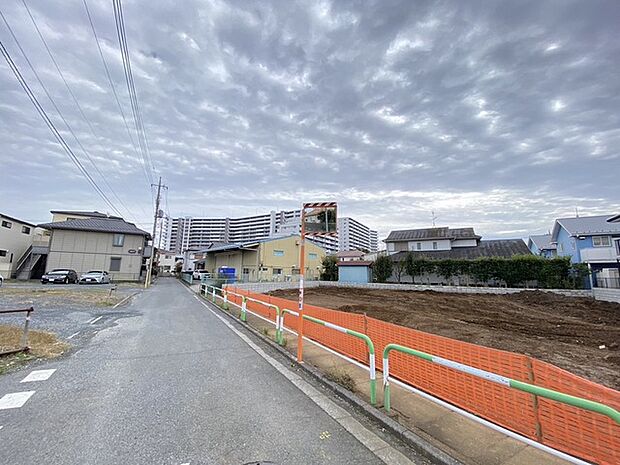 幹線道路から1本入った現地は想像以上に静か