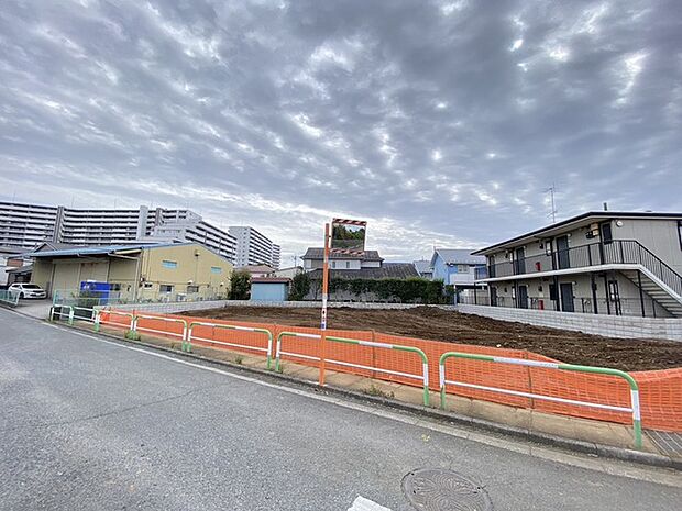 東南角地。日当たりがよく明るい住まい。 