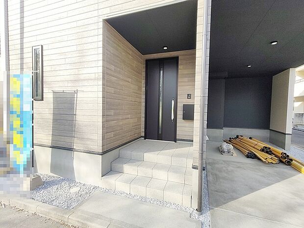 ポーチのついた新築分譲物件。玄関の印象はいかがでしょうか?入口からご覧ください。