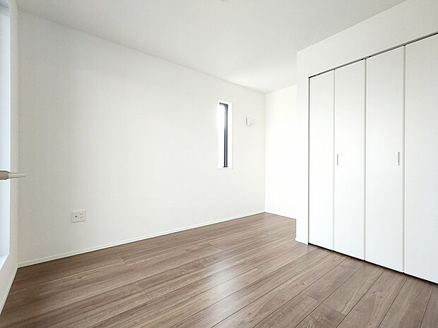 濃いめの木目調が、白い壁紙にマッチして木の暖かさを演出してます。