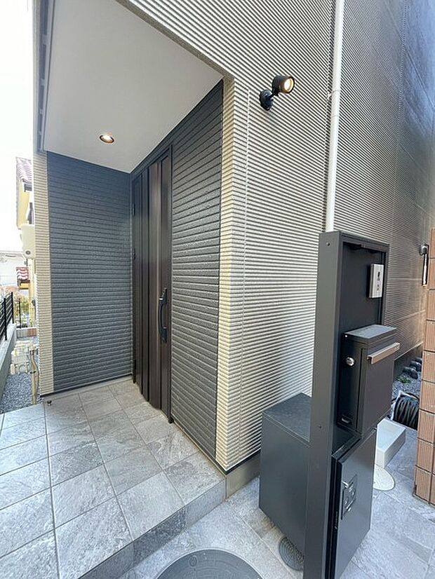 ポーチのついた新築分譲物件。玄関の印象はいかがでしょうか?入口からご覧ください。