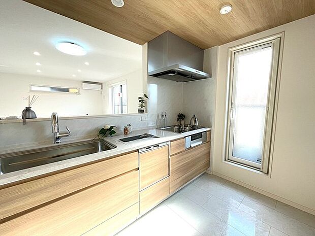 お子様と並んで料理をしても余裕のゆとりのキッチン