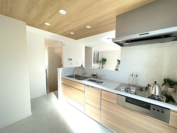 吊戸棚で視界を遮らず、パノラマ感を重視したタイプのキッチンスペース。