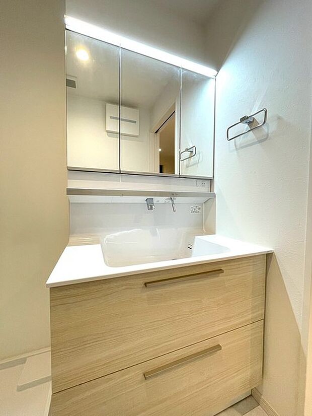 ゆとりの洗面スペースで朝の身支度もスムーズに!