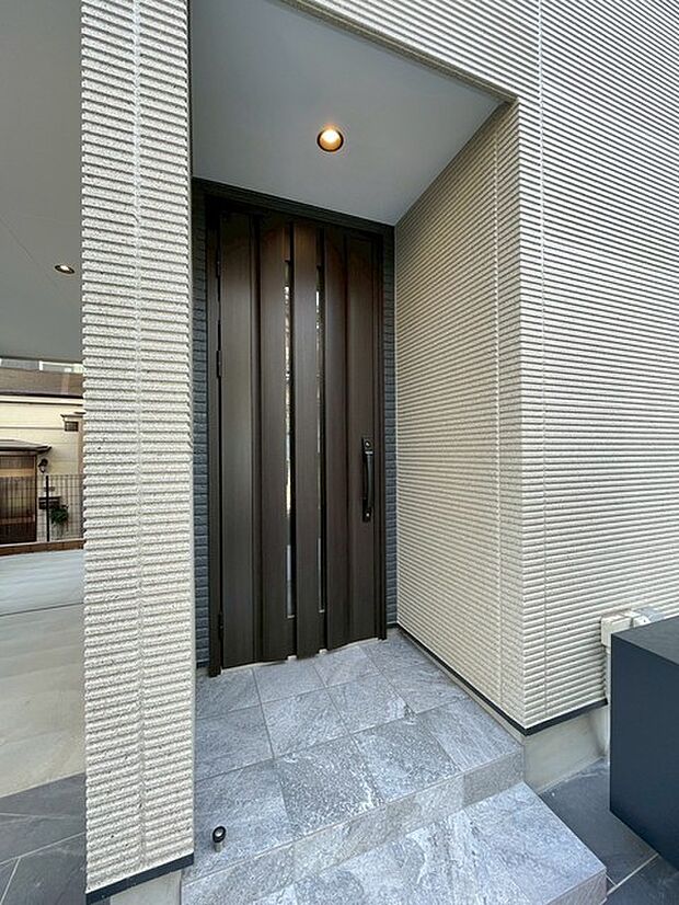 ポーチのついた新築分譲物件。玄関の印象はいかがでしょうか?入口からご覧ください。