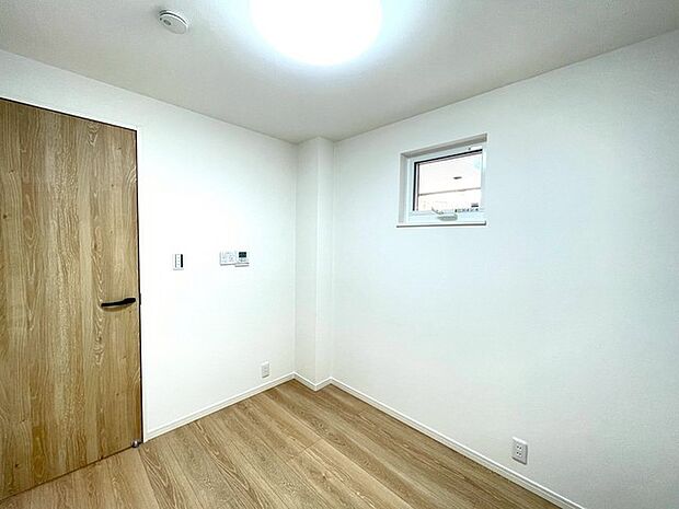 ナチュラルウッドの色合いが、室内にあたたかな雰囲気を運びます。