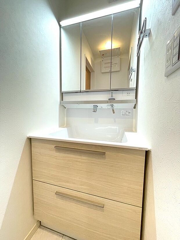 洗面化粧台は清潔感の漂うホワイトをベースカラーに、シンプルなデザインで。