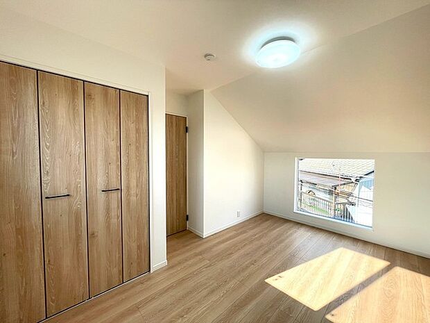 今からここを誰のお部屋にしようか、そんな洋室です。