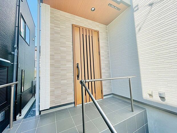 温かみのある木目調のデザインが、日々の帰宅を穏やかな気持ちで迎えてくれる落ち着いた佇まいです。
