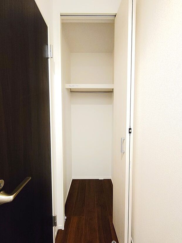 隙間をうまく使ったスリムな収納スペース。 
