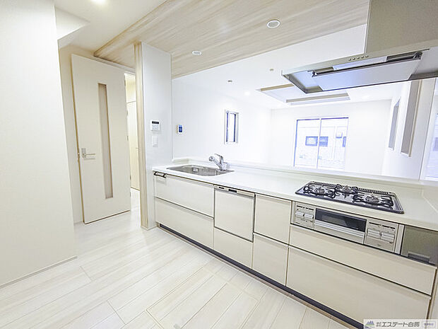 お子様と並んで料理をしても余裕のゆとりのキッチン 