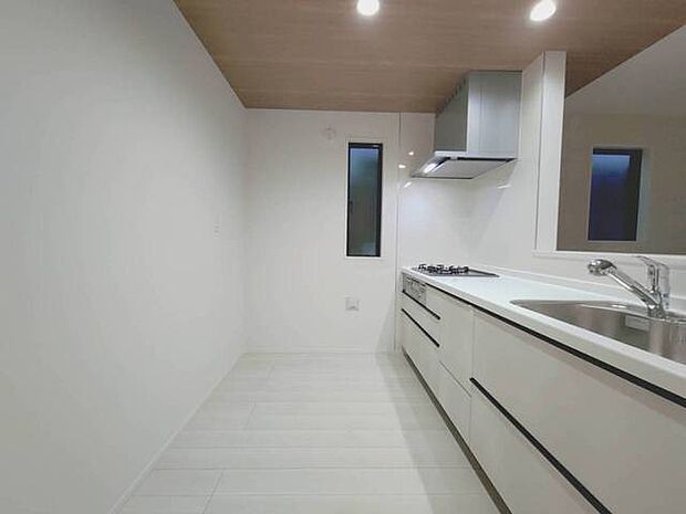 お子様と並んで料理をしても余裕のゆとりのキッチン 