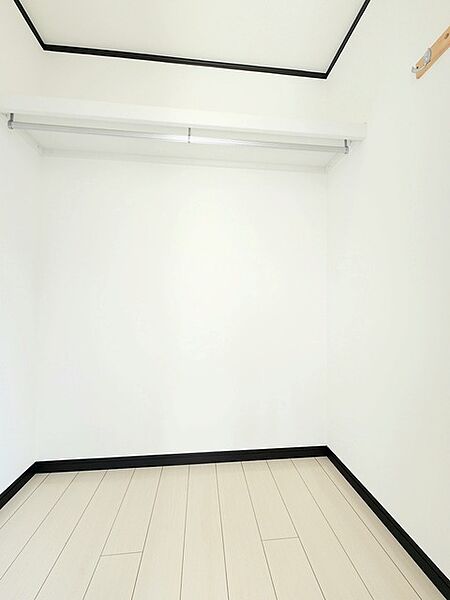 すっきりとシンプルな白を基調とした空間に、黒のアクセントラインが引き立つモダンな佇まいです。