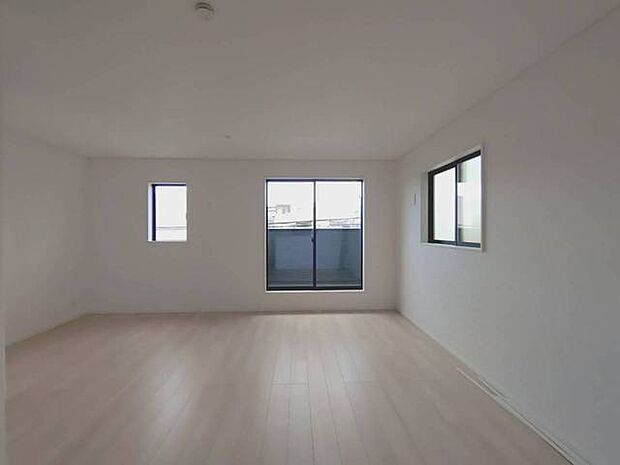 広々とした空間に、心地よい風が通り抜けるような開放感。