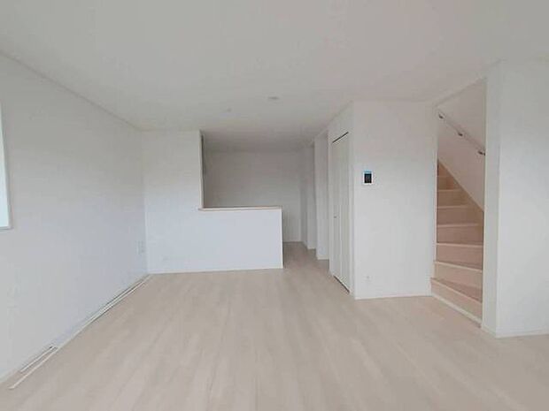 清々しい白と木の温もりが調和する、心地よい空間。