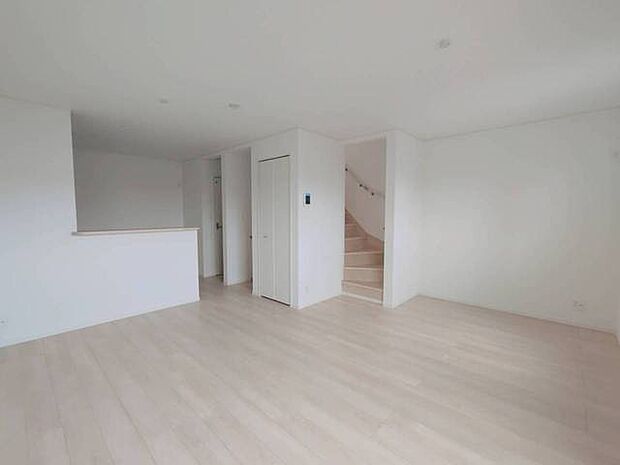 広々とした空間に、温かみのある床材が調和する心地よい住まい。