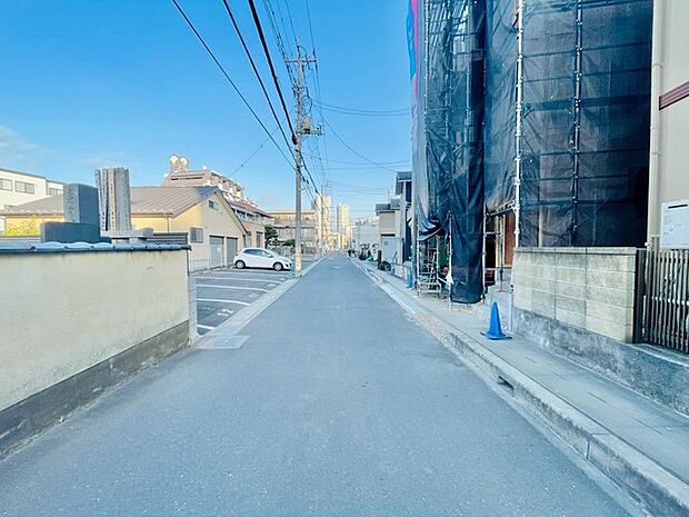 車の交通量が少ない道路に面しています