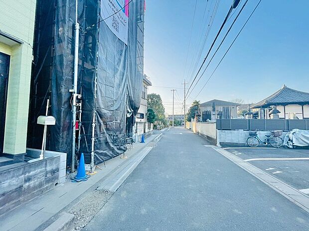 前面道路の幅が約5.8mあるので、この家に駐車する際もゆとりをもって駐車ができます