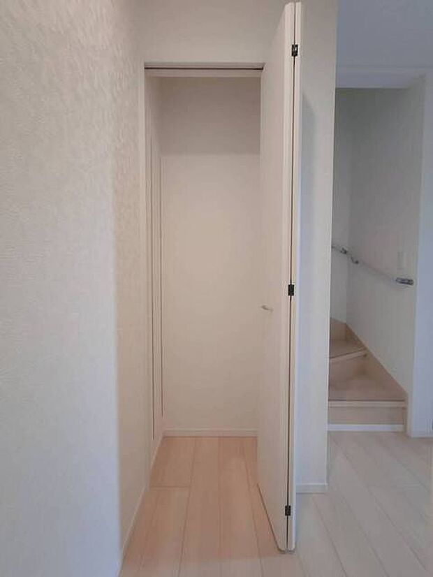 広がる空間に、温かみのある木目調の床が心地よい印象を与えます。