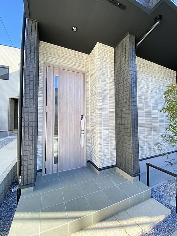 ポーチのついた新築分譲物件。玄関の印象はいかがでしょうか？入口からご覧ください。 