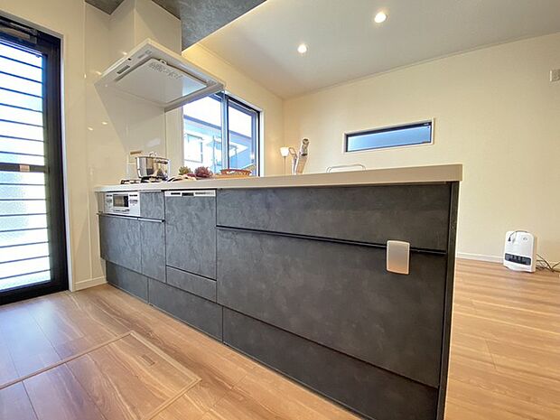 ご家族を近くに感じられる対面キッチン。 