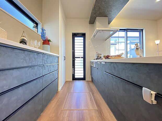 お子様と並んで料理をしても余裕のゆとりのキッチン 