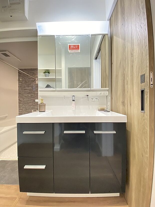 お出かけ前の身だしなみに一歩差がつく三面鏡。 