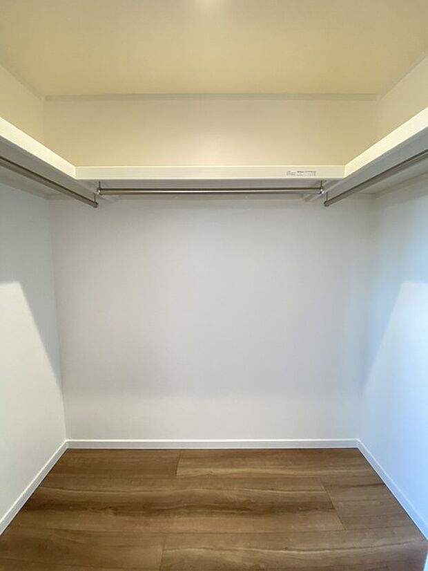 たっぷりの収納力を備えたウォークインクロゼット。 