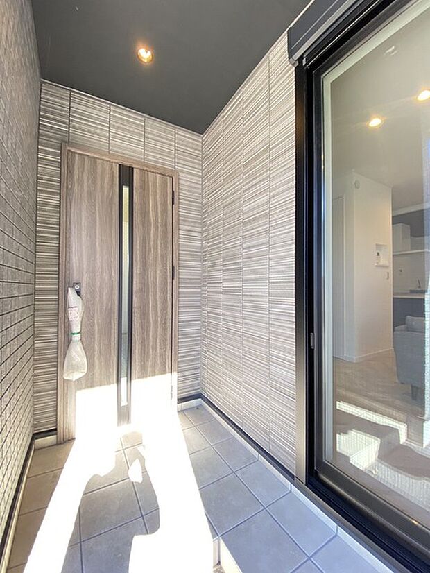 ポーチのついた新築分譲物件。玄関の印象はいかがでしょうか?入口からご覧ください。