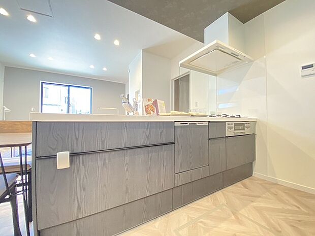 ご家族を近くに感じられる対面キッチン。 