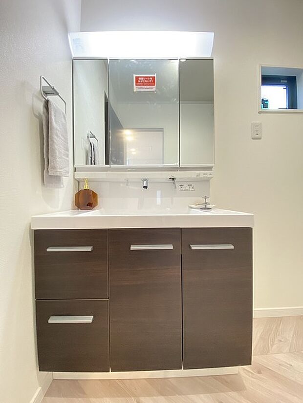 お出かけ前の身だしなみに一歩差がつく三面鏡。 