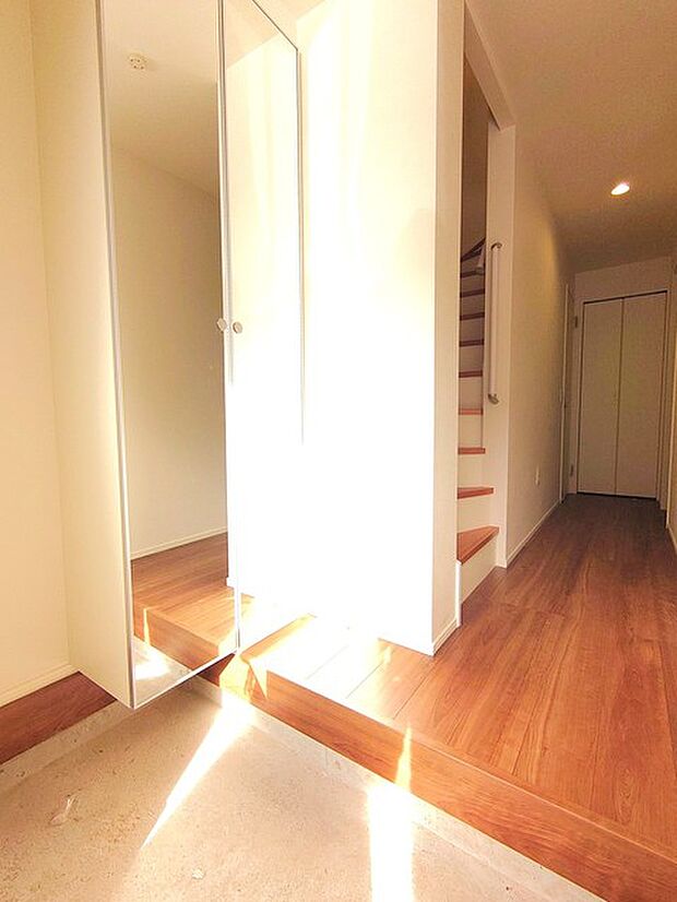 忙しい朝でもさっと身だしなみの確認が出来る大きな鏡付きシューズクローク