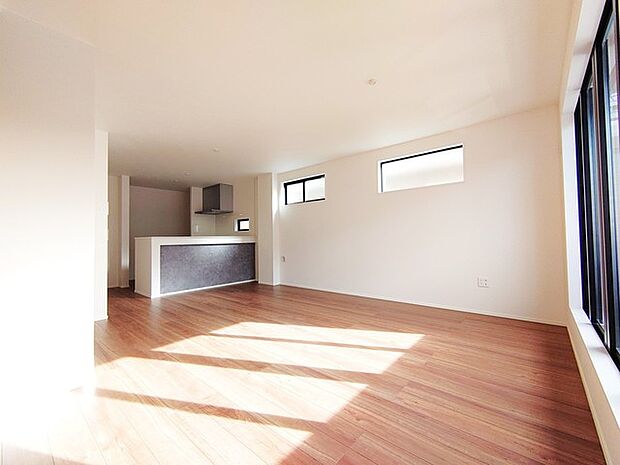 解放感あふれる2階リビングは、自然に光と風に恵まれます。