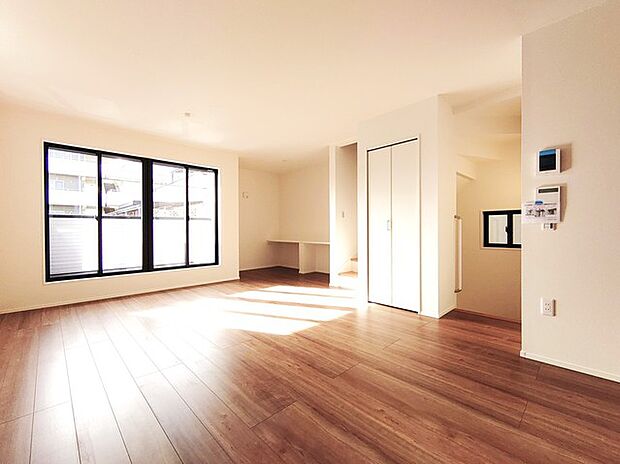 ご家族みんながゆったりくつろげる広々リビング。