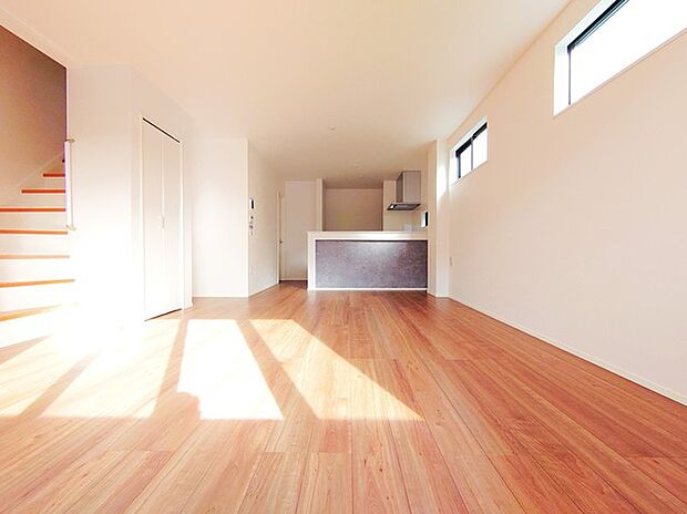 日当たりのいい2階リビングはプライベート性も高く、落ち着いて暮らせます。 