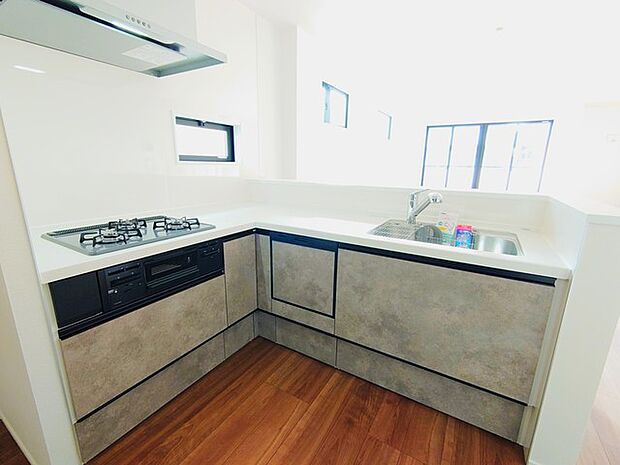 ご家族を近くに感じられる対面キッチン。