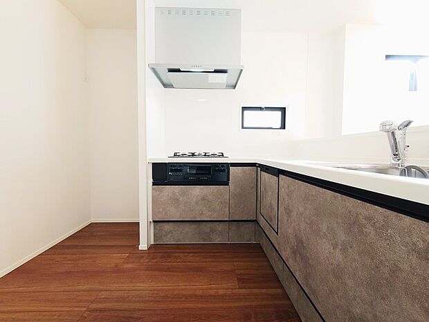 動線が短く、手早く作業できるL型キッチン。家事がスムーズに進みます。