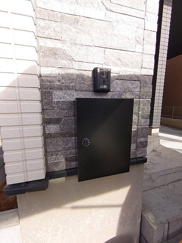 A4サイズの郵便物もスッと入る、機能性の高い郵便受け。