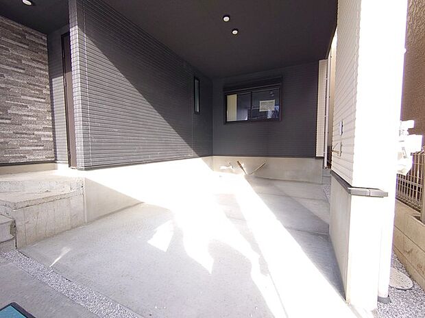 ■ ビルトインガレージ ■ 雨風から大切な愛車を守ります 