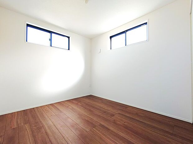 濃いめの木目調が、白い壁紙にマッチして木の暖かさを演出してます。 