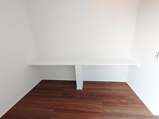 勉強や宿題をリビングでやりやすい動線設計。本棚にも応用可能なカウンター付き。